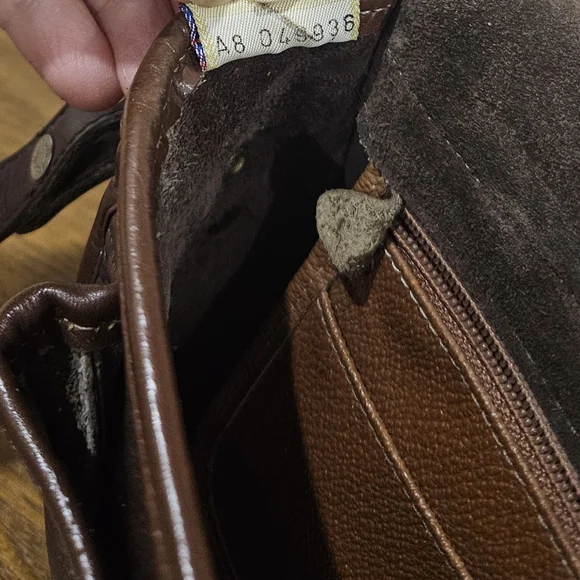 Elegant Brown Leather Shoulder Bag - Picture 11 of 16